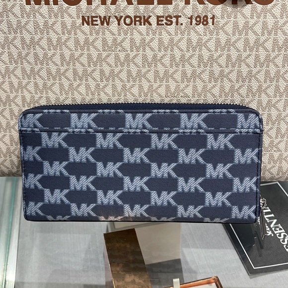 Michael Kors Men’s Women’s Cooper Tech Zip Around Continental Wallet
Navy Multi - Picture 16 of 16
